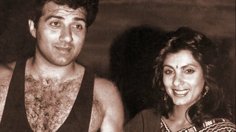Viral Video: Bollywood actors Sunny Deol and Dimple Kapadia in love, again?