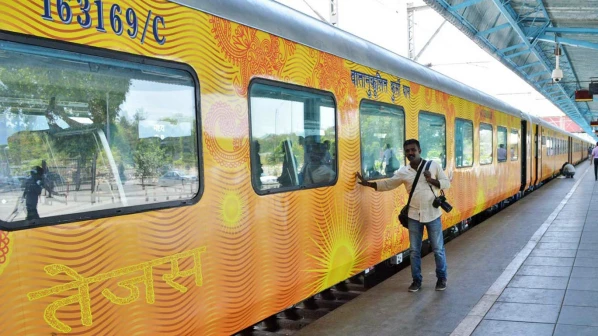 तेजस ट्रेनमध्ये प्रवाशांना विषबाधा, कंत्राटदाराची चौकशी सुरूच