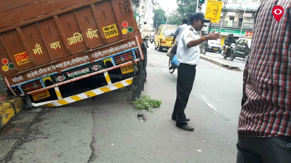 चर्नी रोड परिसरात ट्रक थेट मॅनहोलमध्ये घुसला