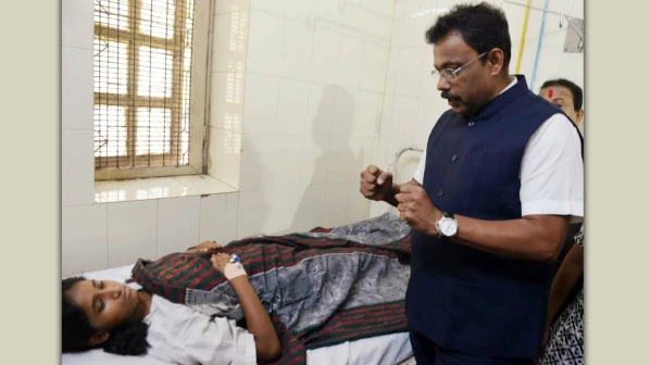  कोल्हापुर की छात्रा 'विजया' से केईएम जाकर मिले शिक्षा मंत्री विनोद तावड़े 