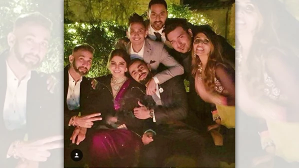 कोहली नव दाम्पत्याचं असंही दान