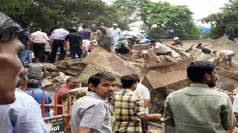 A part of slab collapses in Zaveri Bazaar killing two