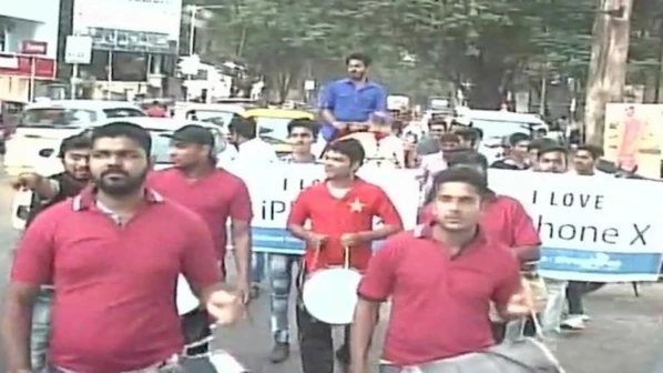 आईफोन एक्स खरिदने के लिए बैंड बाजा और घोड़े के साथ निकला शख्स !
