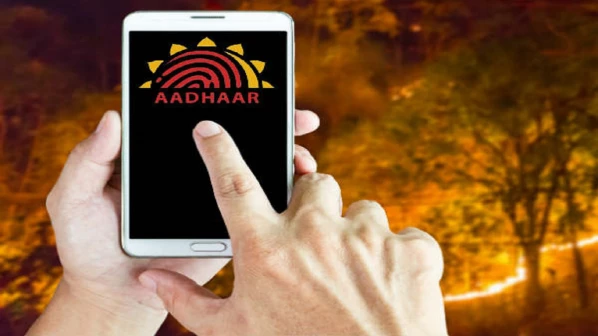 अब घर बैठे ही करें सिम को आधार से लिंक