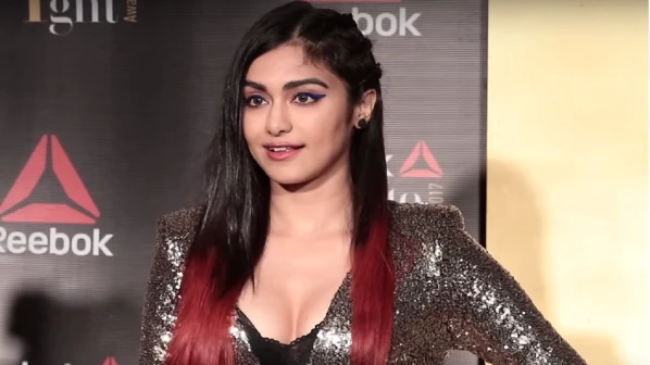 फैन द्वारा किस मांगे जाने के मामले में सामने आईं अदा शर्मा, बोलीं-गलती हो गई...