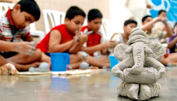 नन्हें हाथों ने दिया बप्पा को आकार