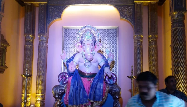 Bandra’s unusual decoration  