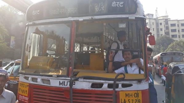पुणे हिंसा : पथराव से बेस्ट की 20 बसों को हुआ नुकसान, एसटी की 134 बसों में भी तोड़फोड़ 
