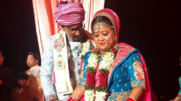 विवाह बंधन में बंधे भारती और हर्ष, देखें वेडिंग की चुनिंदा तस्वीरें और वीडियो!