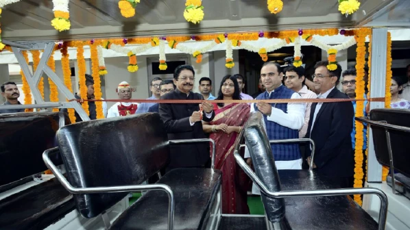 गाड़ी में चढ़ देखें राजभवन की सुंदरता का नजारा!