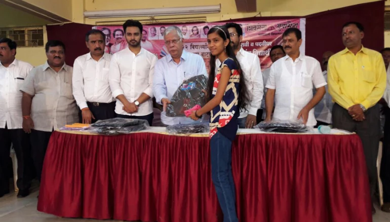 Yuva Sena distributes free books