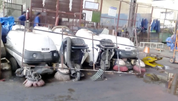 मशीनी झाड़ू खा रहीं धूल...