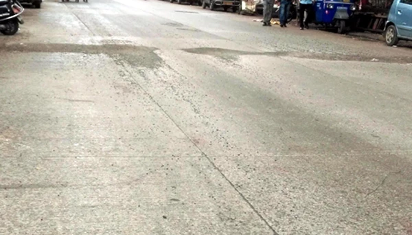 गतिरोधक वाहून गेल्यानं अपघाताचा धोका