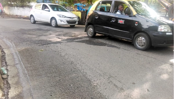 गड्ढों से भरा भायखल्ला ब्रिज 