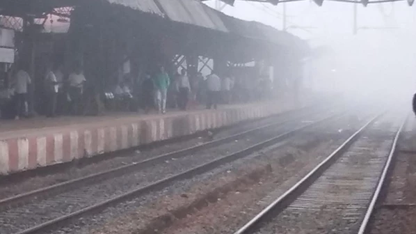 धुक्याने अडवली मध्य रेल्वेची वाट