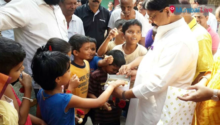 रविंद्र वायकर ने बच्चों के साथ मनाया बाल दिवस