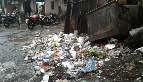 चुनाभट्टी में कचरों का अंबार ।