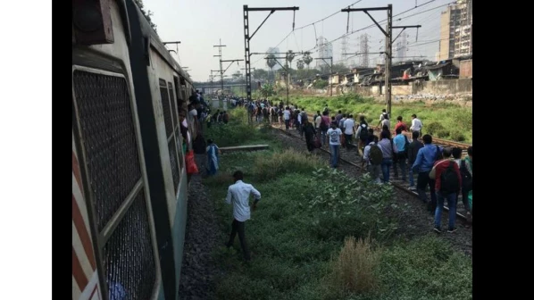 रेलवे की अव्यवस्था: पटरी हुई क्रेक, मध्य रेलवे के यात्री हुए परेशान 