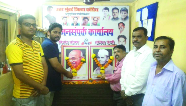 महात्मा गांधींना अभिवादन