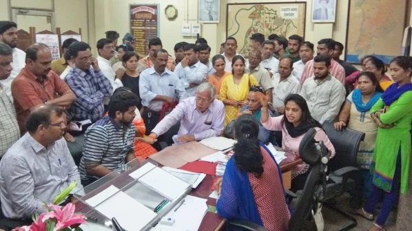 'या' सहायक आयुक्तांना शिवसेनेच्या नगरसेवकांनीच घातला घेराव! वाचा...