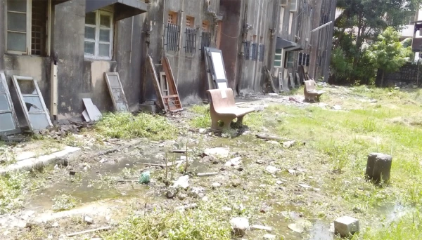 गंदगी से परेशान लोग ।