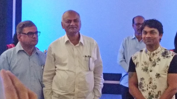 सिनेमाच्या कमाईतून उभं करणार नेत्र रुग्णालय, डाॅ. तात्याराव लहाने यांची जिद्द