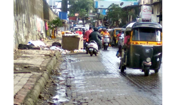 कचरापेटीमुळे होतेय वाहतूककोंडी 