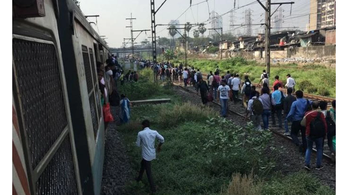 मध्य रेल्वेच्या जलद मार्गावरील वाहतूक विस्कळीत, सायन-माटुंगादरम्यान रुळाला तडे