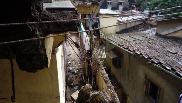 इमारत की बालकनी ढही !