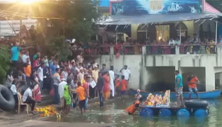 गड्ढो को भरने का काम शुरु !