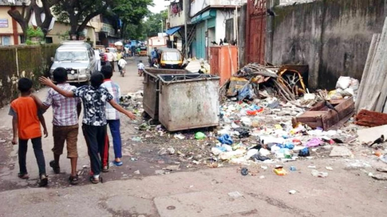 रस्त्यावर कचऱ्याचा ढिग अन् म्हणे कचरापेटीमुक्त मुंबई