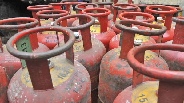 जब्त किये गए 1500 सिलेंडर को फिर से कंपनियों कौ लौटाया गया, बीएमसी कार्रवाई करने में असमर्थ !