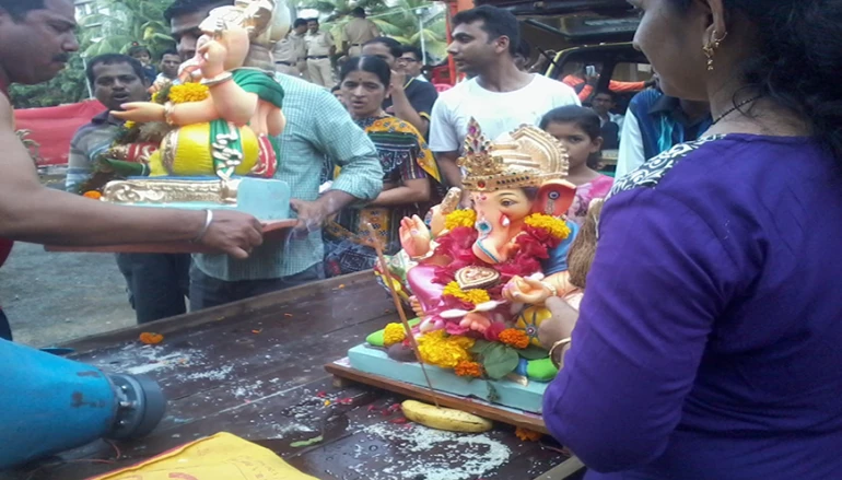Devotees immerse Gauri-Ganpati at Sion