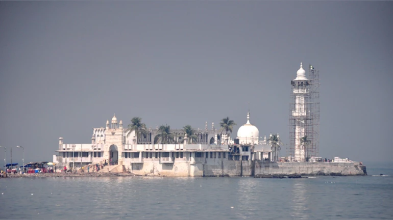 हाजी अली दरगाह में रिकॉर्ड संख्या में पहुंचे श्रद्धालु हाजी अली दरगाह में रिकॉर्ड संख्या में पहुंचे श्रद्धालु