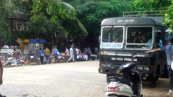 मुंबईत तब्बल १०५२ फेरीवाल्यांवर कारवाई