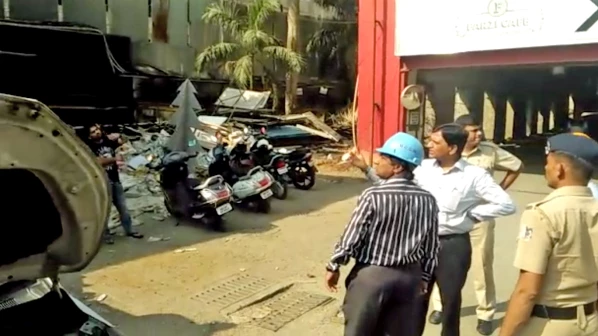 आग हादसे के बाद बीएमसी चेती, शनिवार के बाद रविवार को भी जारी रहा अवैध निर्माण पर तोड़क दस्ते का कहर 