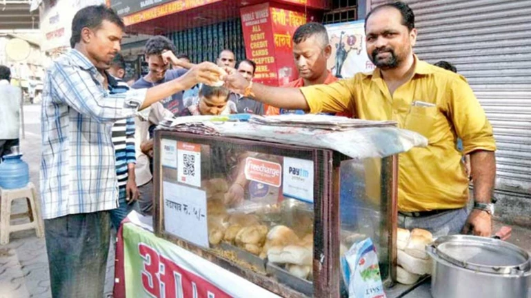 To help soldiers, A vendor is selling vada pav for ₹5 only