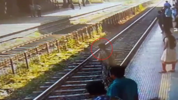 मोटरमनच्या प्रसंगावधनामूळे वाचले महिलेचे प्राण, टिळक नगर स्थानकातील घटना