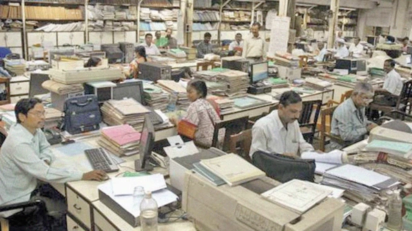 प्रसिद्धीसाठी सरकारचा नवा फंडा, प्रत्येक मंत्र्याला जनसंपर्क अधिकारी!