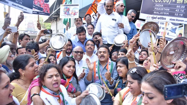 पेट्रोल-डिझेल दरवाढीविरोधात मुंबई काँग्रेसची निदर्शनं