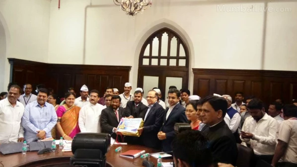 मुंबईकरांवर करवाढीचं ओझं नाहीच, जुन्याच योजनांचा गाढा पुढे