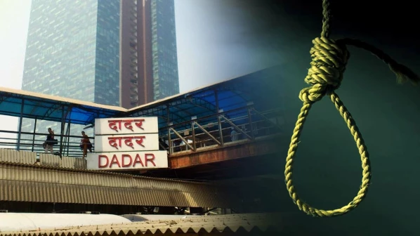 गजबलेलं दादर स्थानक अन् लाेंबकळणारा मृतदेह