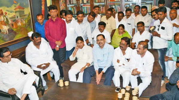 भुजबळ समर्थकांनी घेतली राज ठाकरेंची भेट