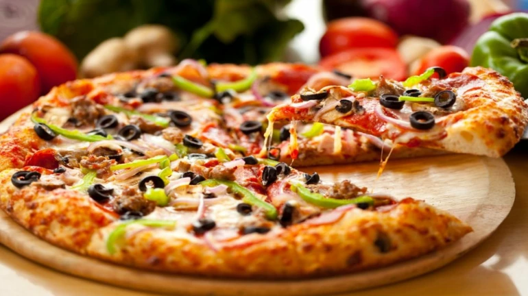 Bored of regular pizza? Try these 5 quirky pizzas right here in Mumbai! 