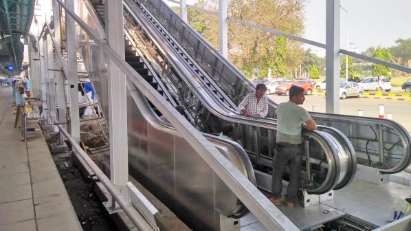 'सीएसएमटी'तील दुहेरी सरकत्या जिन्याचं काम अंतिम टप्प्यात