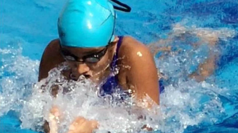 14-year-old Gauri Singhvi swims from Khar Danda to Gateway Of India