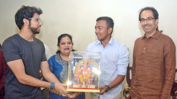 'पृथ्वी तू घराचं टेन्शन घेऊ नकोस'- उद्धव 