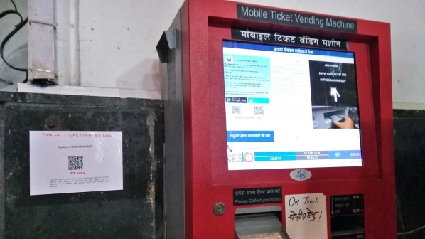 लोकल प्रवासात रांगेची नो झंझट, मोबाईल तिकीटासाठी 'क्यूआर कोड'चा नवा पर्याय