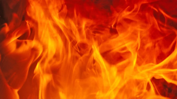 मालवणी में इमारत में लगी , दो गंभीर रुप से जले !