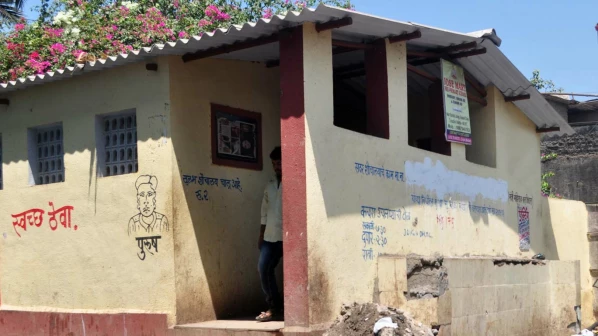 दुरावस्थेतील शौचालय महापालिकेच्या रडारवर, नोटीशीनंतरही सुधारणा न झाल्यास घेणार ताब्यात